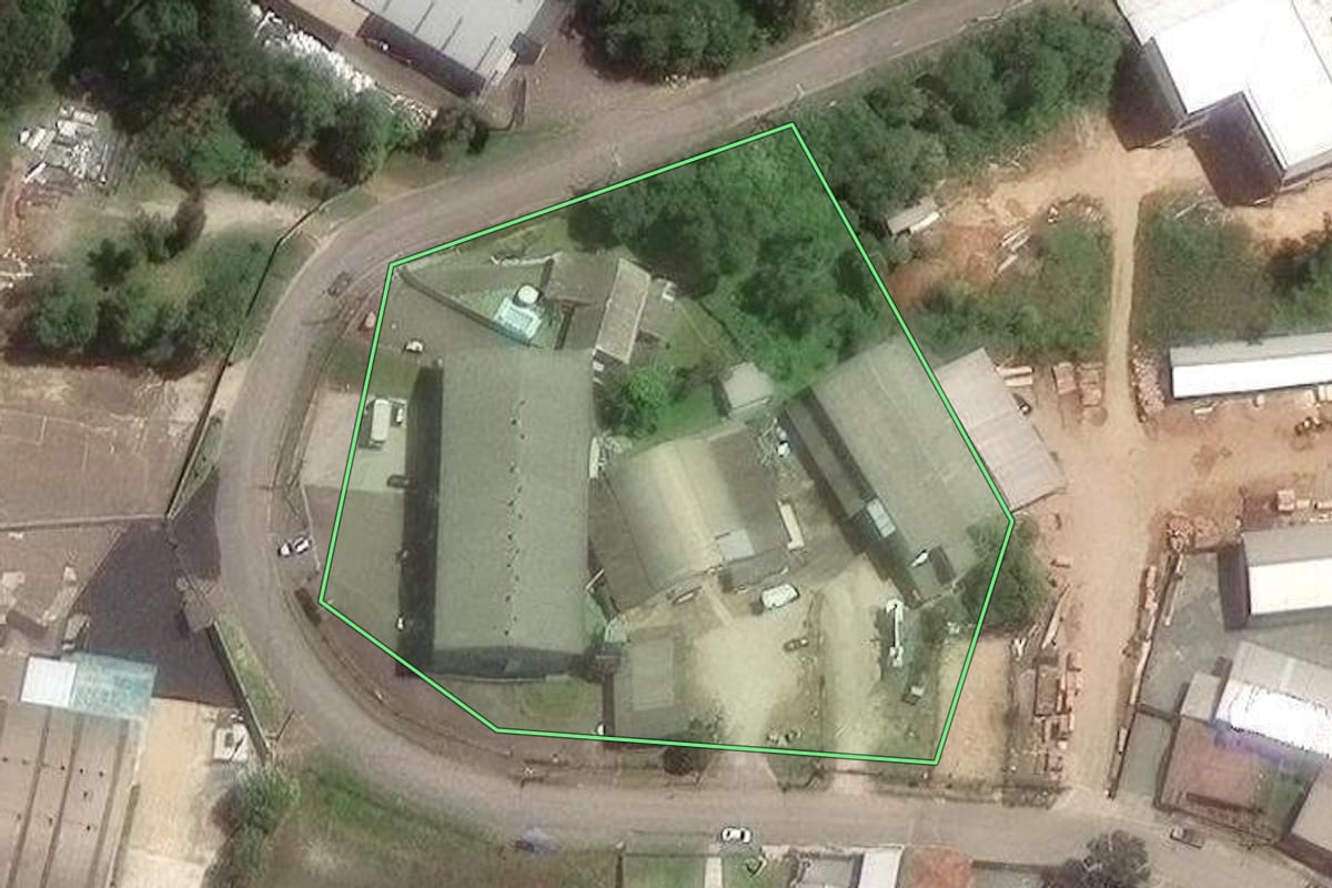 Imagem de satélite do imóvel rural em Campo Magro (PR), com o contorno declarado no CAR desenhado por cima.