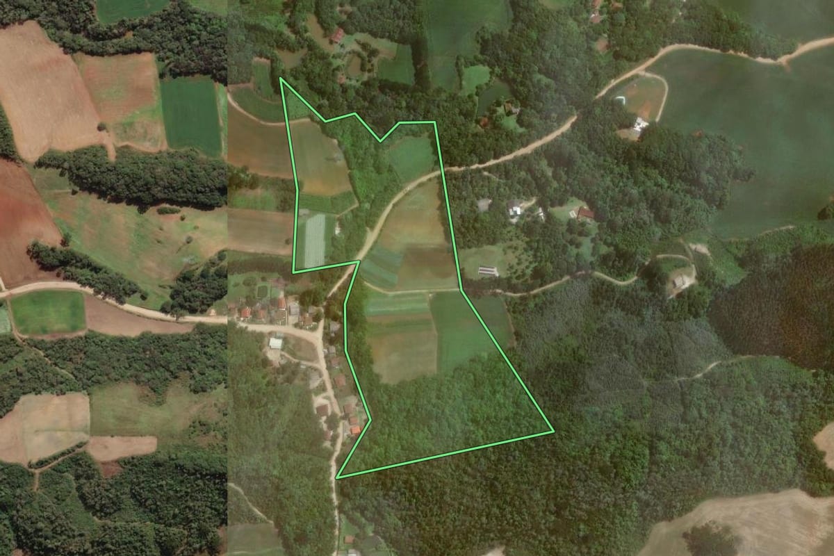Imagem de satélite do imóvel rural em Campo Magro (PR), com o contorno declarado no CAR desenhado por cima.