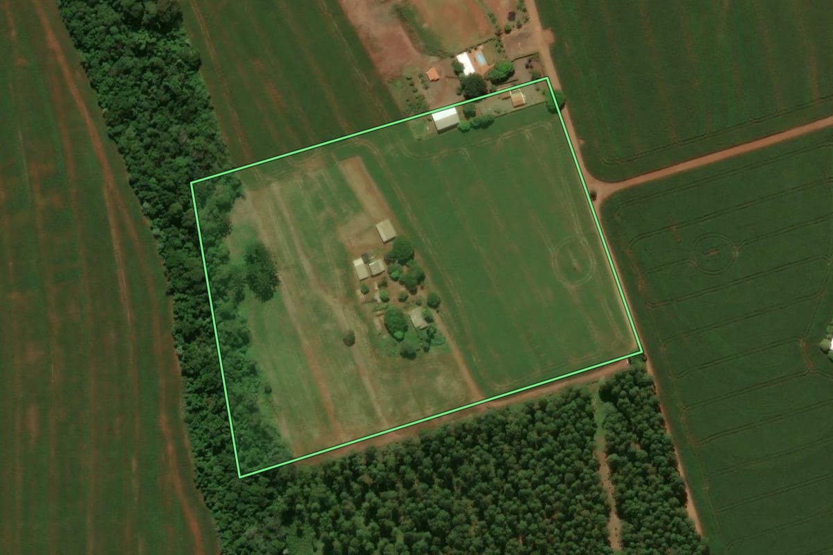 Imagem de satélite do imóvel rural em Campo Mourão (PR), com o contorno declarado no CAR desenhado por cima.