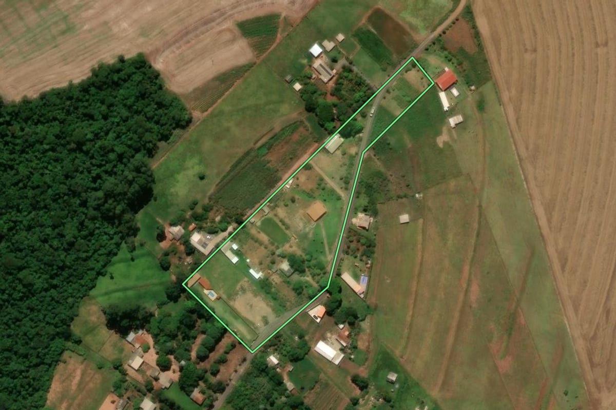 Imagem de satélite do imóvel rural em Campo Mourão (PR), com o contorno declarado no CAR desenhado por cima.