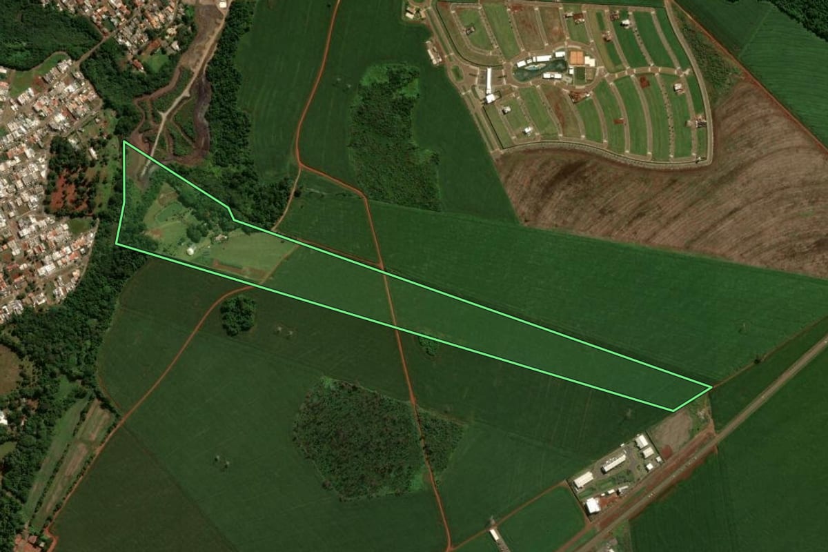 Imagem de satélite do imóvel rural em Campo Mourão (PR), com o contorno declarado no CAR desenhado por cima.