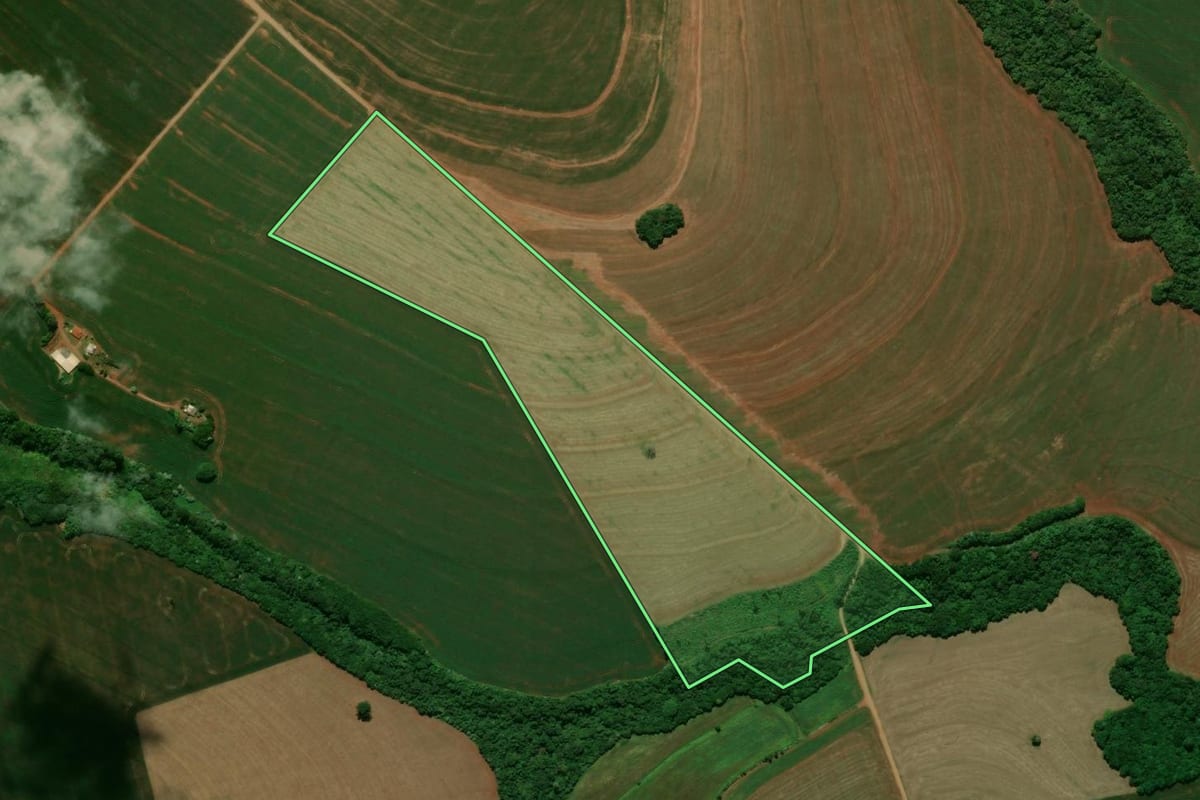 Imagem de satélite do imóvel rural em Campo Mourão (PR), com o contorno declarado no CAR desenhado por cima.