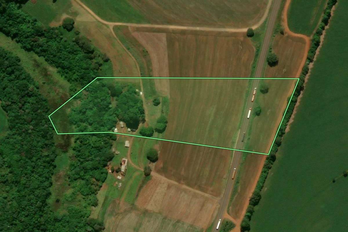 Imagem de satélite do imóvel rural em Campo Mourão (PR), com o contorno declarado no CAR desenhado por cima.