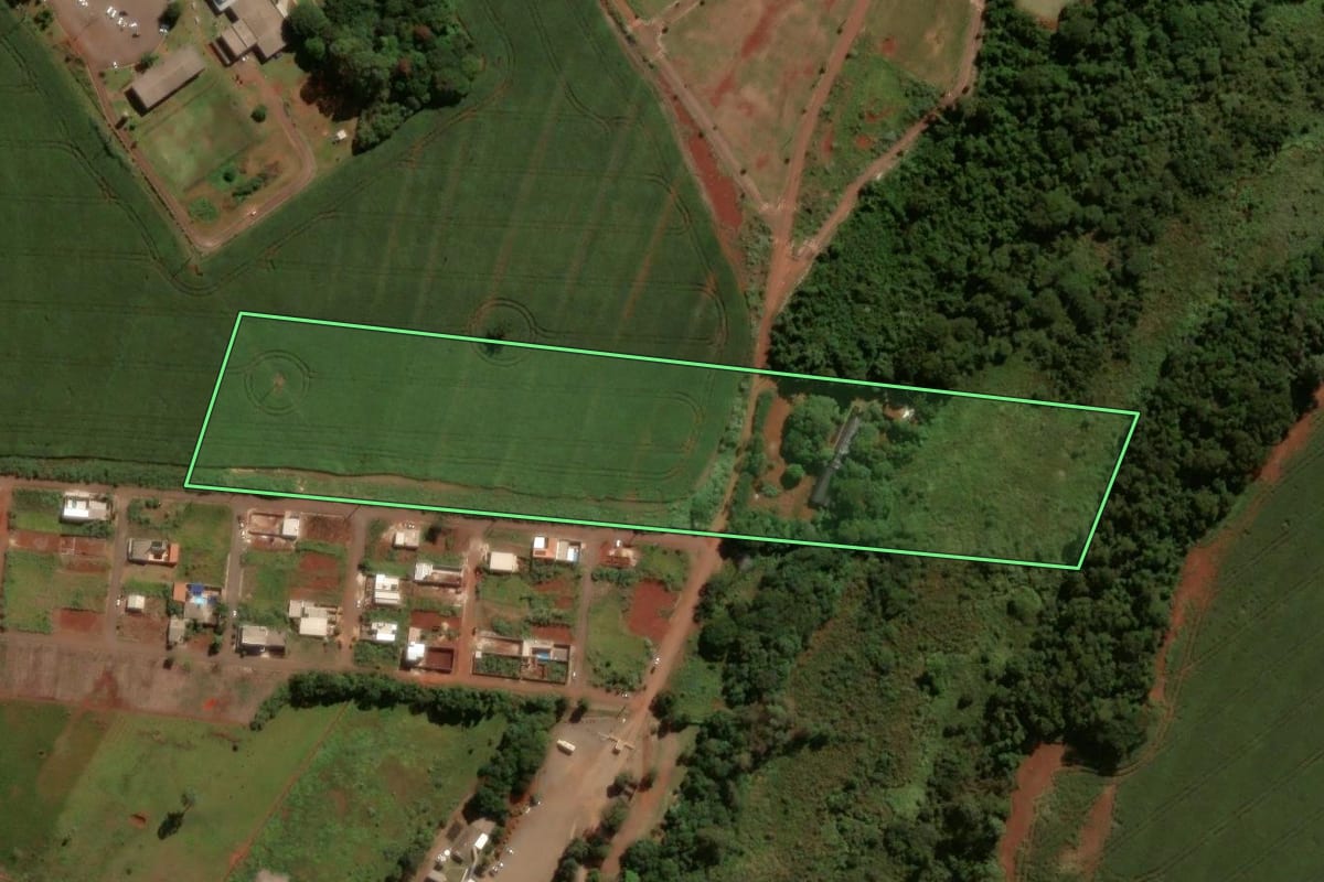 Imagem de satélite do imóvel rural em Campo Mourão (PR), com o contorno declarado no CAR desenhado por cima.