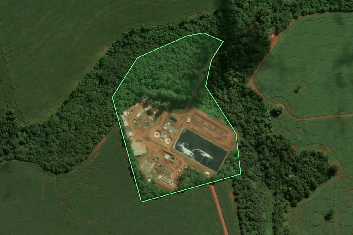 Imagem de satélite do imóvel rural em Campo Mourão (PR), com o contorno declarado no CAR desenhado por cima.