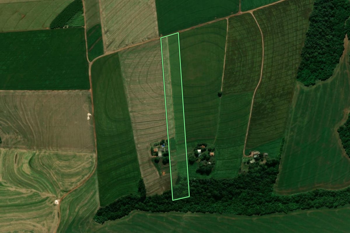 Imagem de satélite do imóvel rural em Campo Mourão (PR), com o contorno declarado no CAR desenhado por cima.