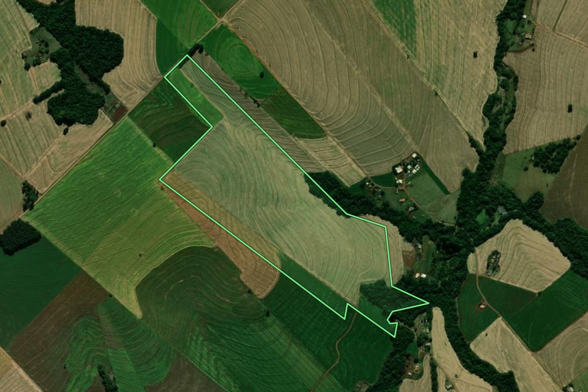 Imagem de satélite do imóvel rural em Campo Mourão (PR), com o contorno declarado no CAR desenhado por cima.