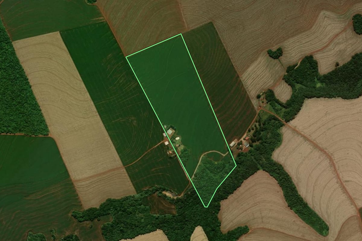 Imagem de satélite do imóvel rural em Campo Mourão (PR), com o contorno declarado no CAR desenhado por cima.