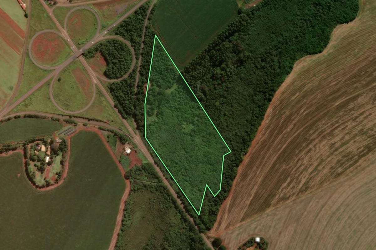 Imagem de satélite do imóvel rural em Campo Mourão (PR), com o contorno declarado no CAR desenhado por cima.