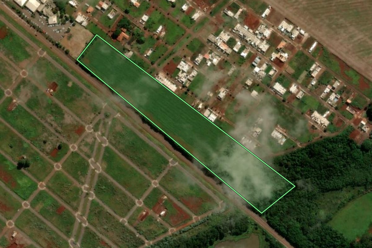 Imagem de satélite do imóvel rural em Campo Mourão (PR), com o contorno declarado no CAR desenhado por cima.