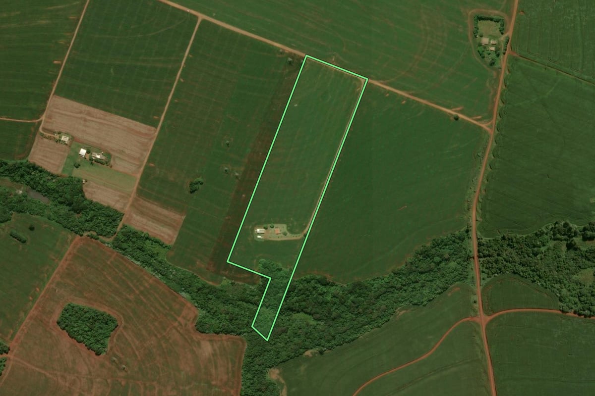 Imagem de satélite do imóvel rural em Campo Mourão (PR), com o contorno declarado no CAR desenhado por cima.