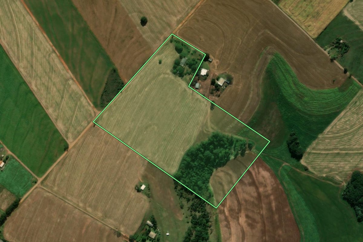 Imagem de satélite do imóvel rural em Campo Mourão (PR), com o contorno declarado no CAR desenhado por cima.