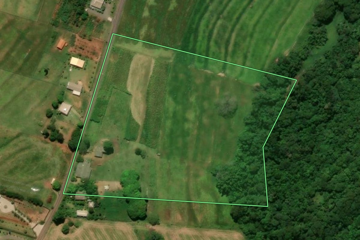 Imagem de satélite do imóvel rural em Campo Mourão (PR), com o contorno declarado no CAR desenhado por cima.