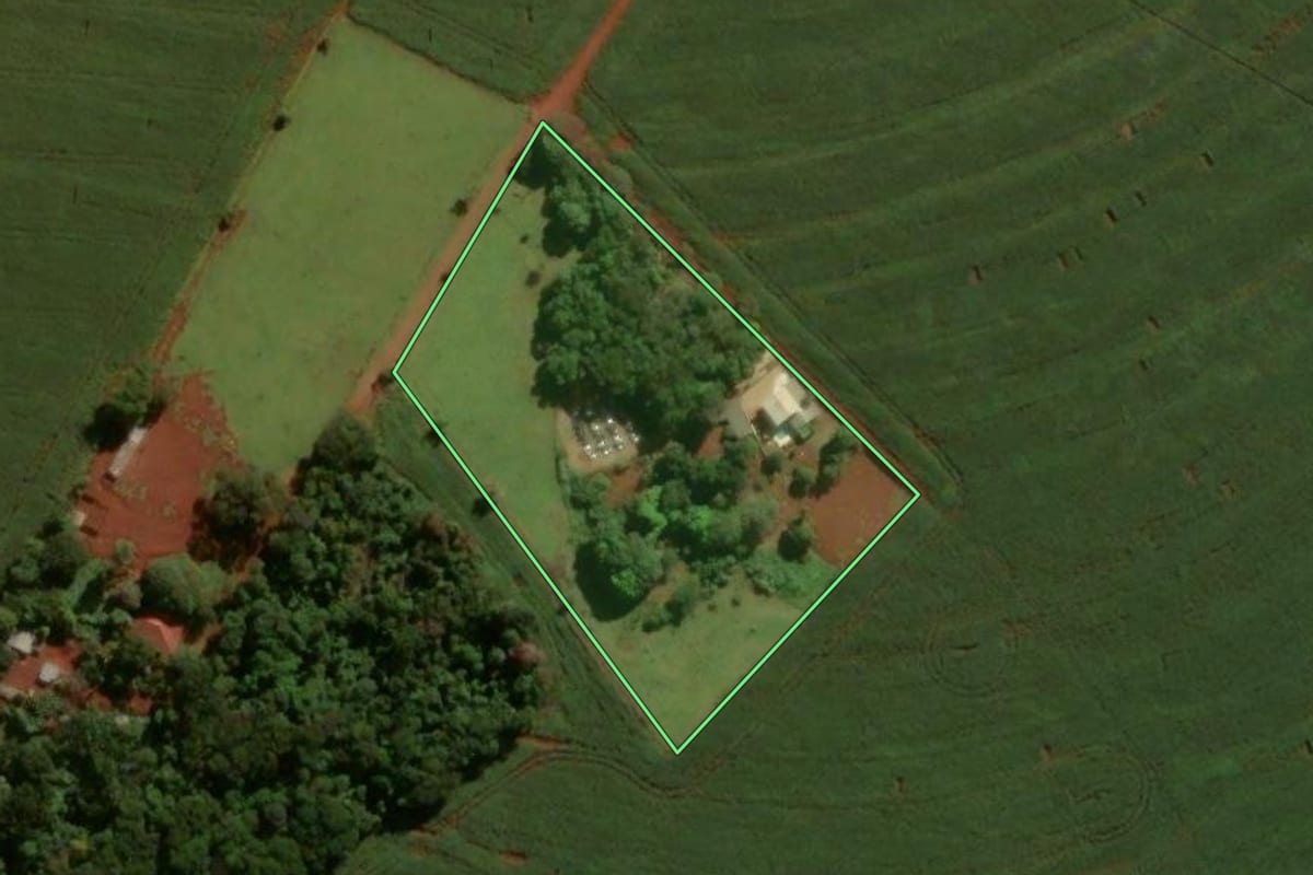 Imagem de satélite do imóvel rural em Campo Mourão (PR), com o contorno declarado no CAR desenhado por cima.