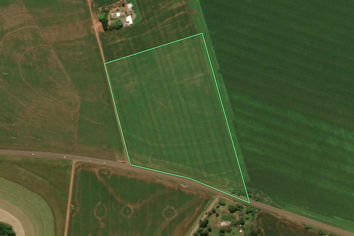 Imagem de satélite do imóvel rural em Campo Mourão (PR), com o contorno declarado no CAR desenhado por cima.