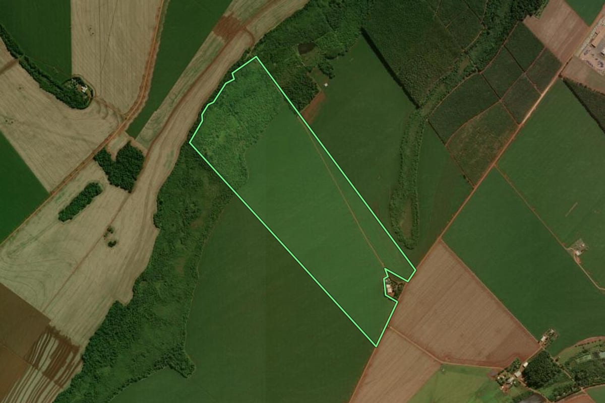 Imagem de satélite do imóvel rural em Campo Mourão (PR), com o contorno declarado no CAR desenhado por cima.