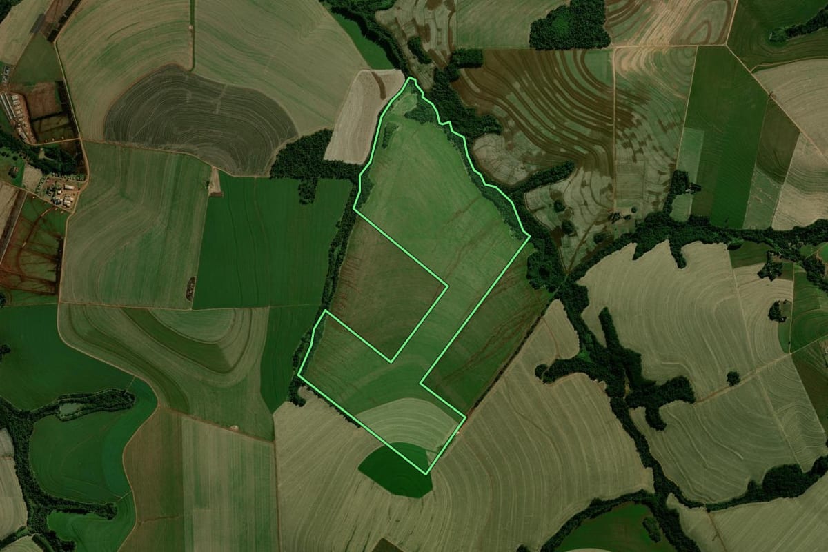 Imagem de satélite do imóvel rural em Campo Mourão (PR), com o contorno declarado no CAR desenhado por cima.