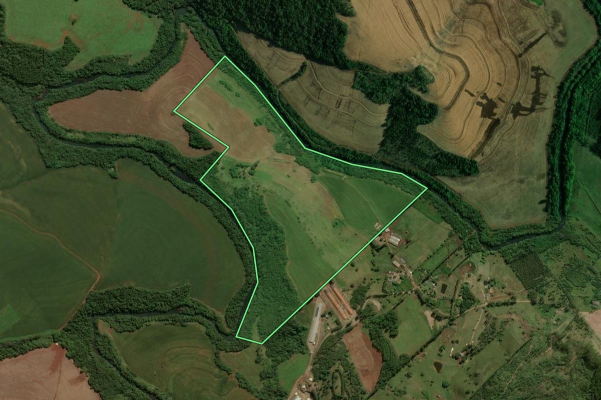 Imagem de satélite do imóvel rural em Campo Mourão (PR), com o contorno declarado no CAR desenhado por cima.
