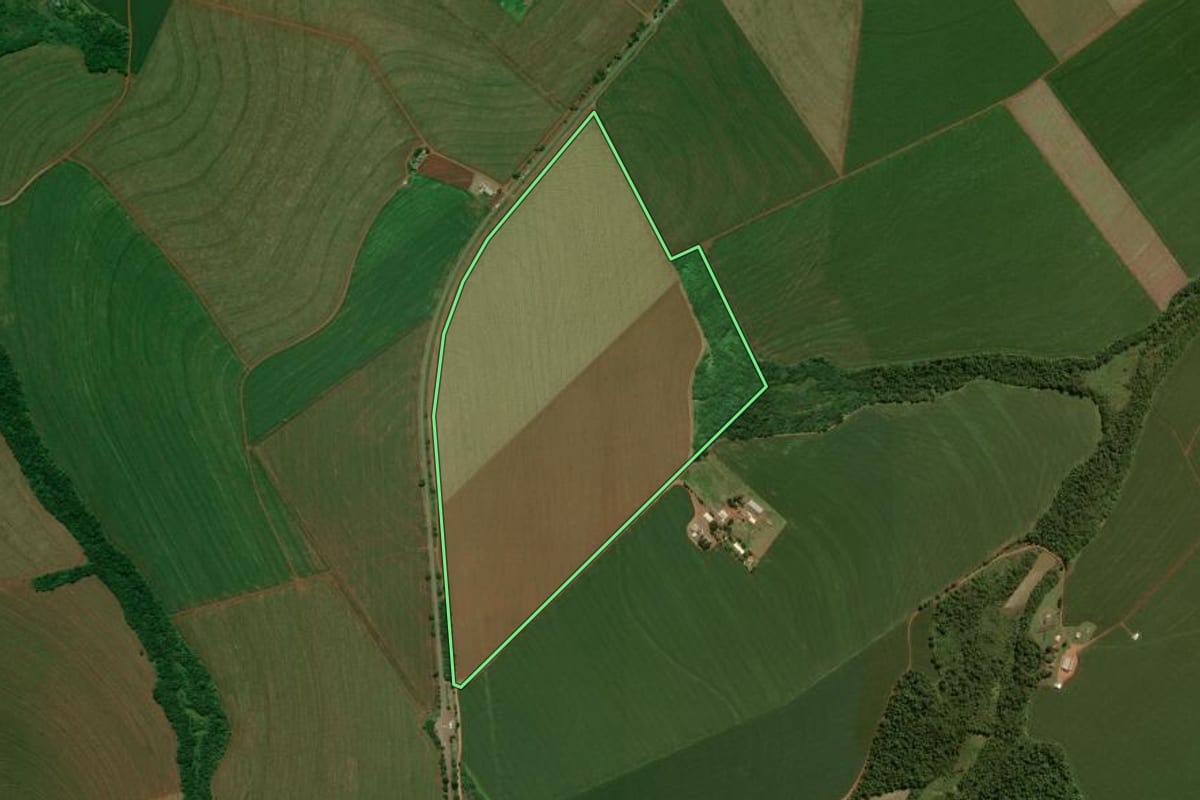 Imagem de satélite do imóvel rural em Campo Mourão (PR), com o contorno declarado no CAR desenhado por cima.