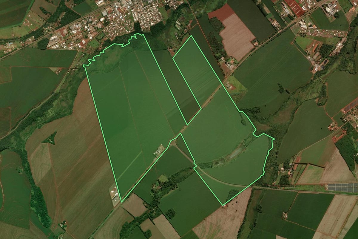 Imagem de satélite do imóvel rural em Campo Mourão (PR), com o contorno declarado no CAR desenhado por cima.
