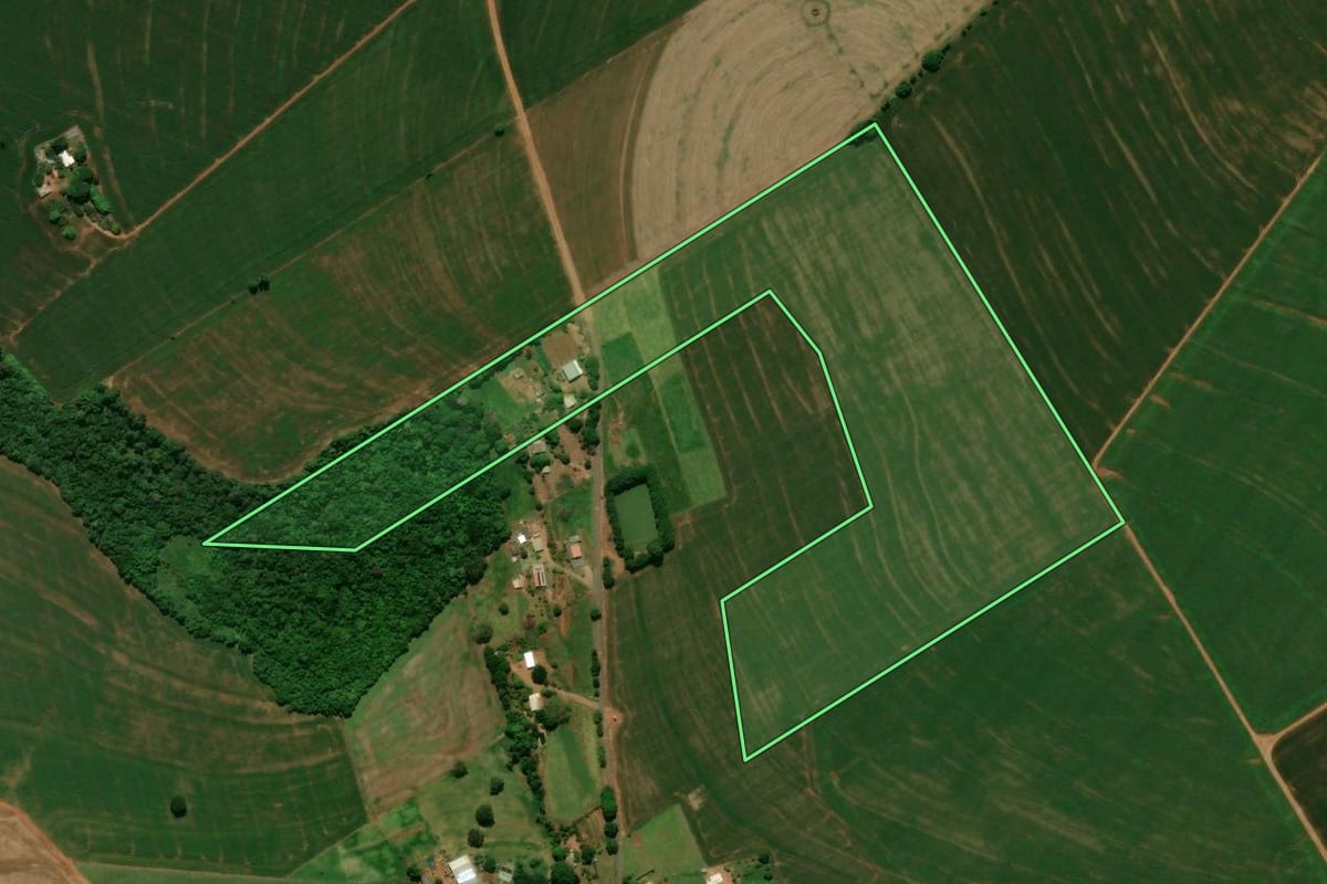 Imagem de satélite do imóvel rural em Campo Mourão (PR), com o contorno declarado no CAR desenhado por cima.