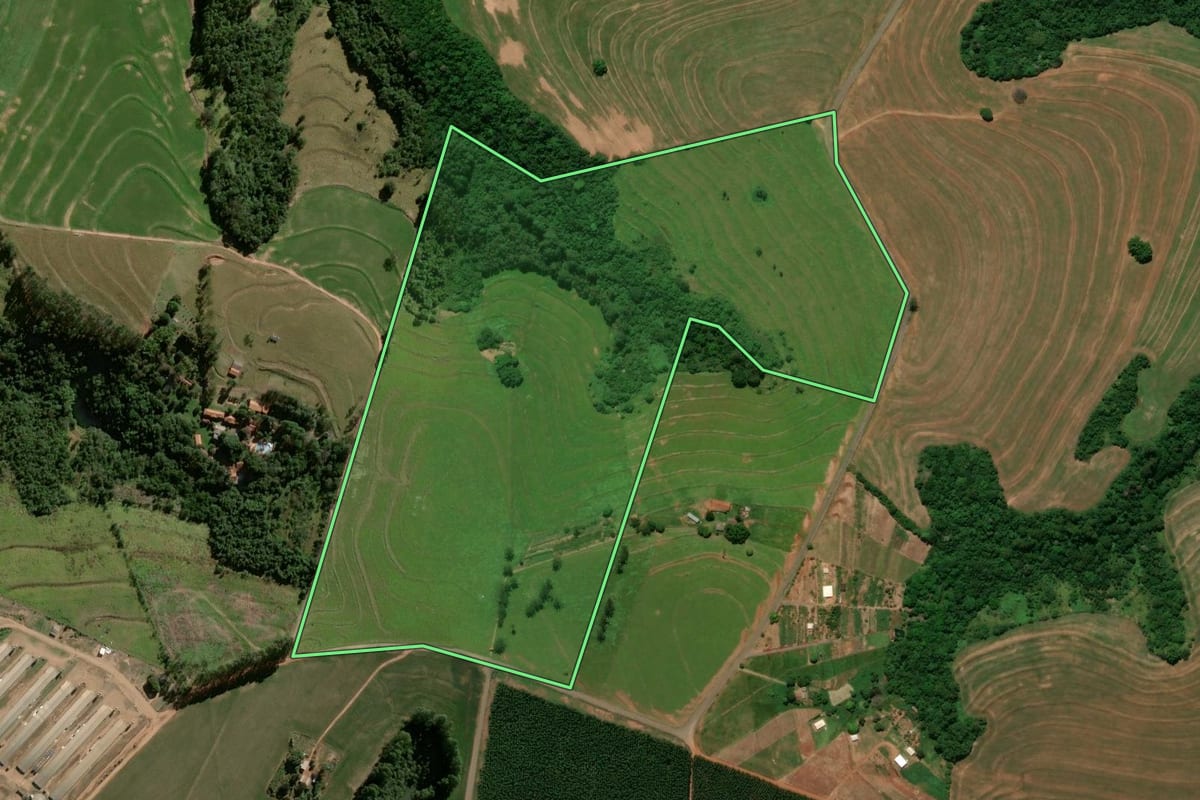 Imagem de satélite do imóvel rural em Campo Mourão (PR), com o contorno declarado no CAR desenhado por cima.