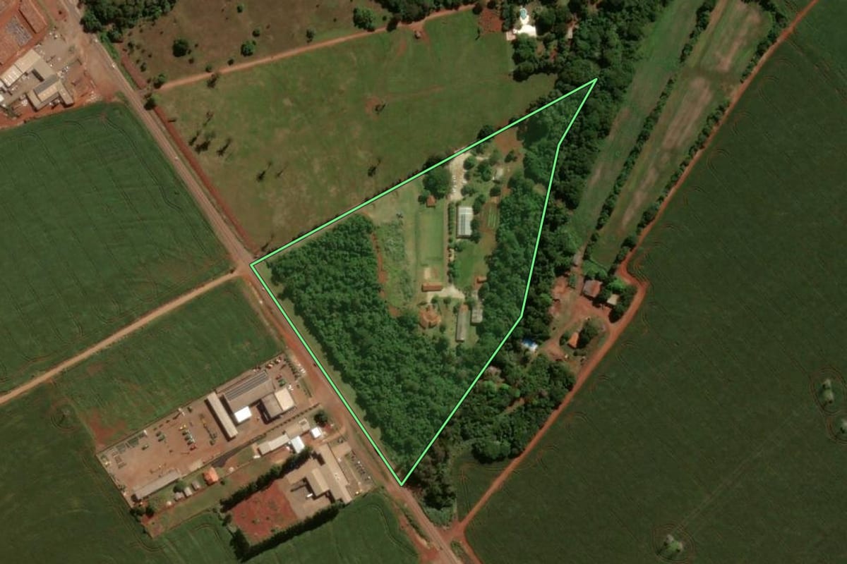Imagem de satélite do imóvel rural em Campo Mourão (PR), com o contorno declarado no CAR desenhado por cima.