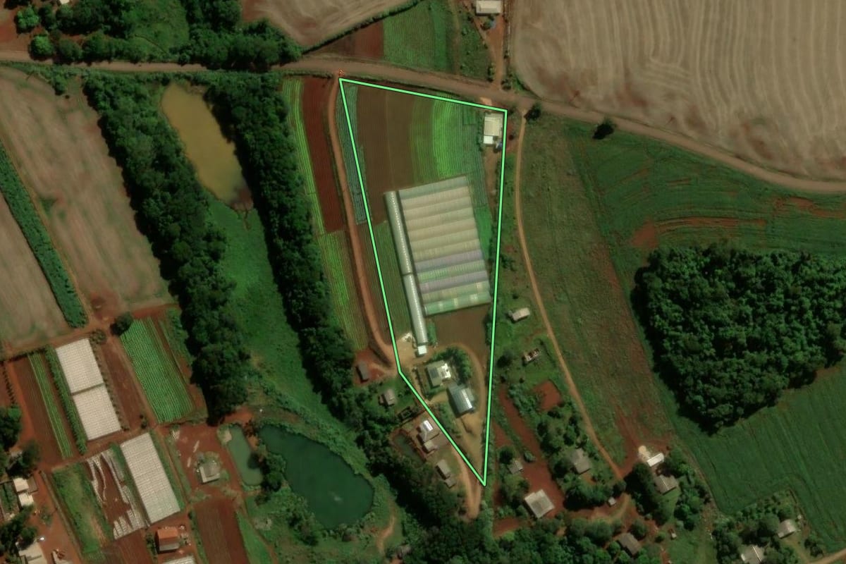 Imagem de satélite do imóvel rural em Campo Mourão (PR), com o contorno declarado no CAR desenhado por cima.