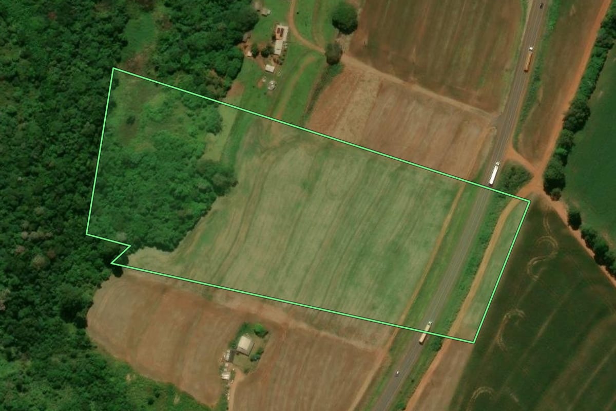 Imagem de satélite do imóvel rural em Campo Mourão (PR), com o contorno declarado no CAR desenhado por cima.