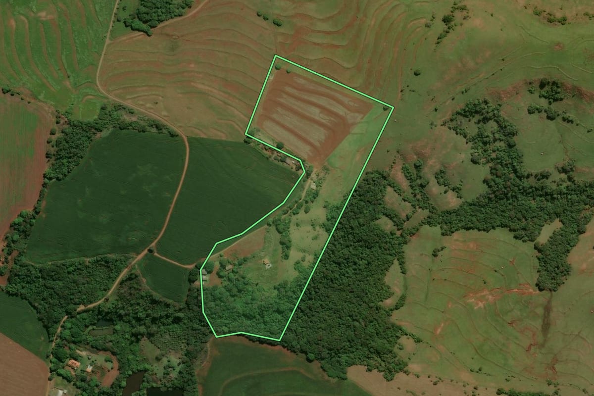 Imagem de satélite do imóvel rural em Campo Mourão (PR), com o contorno declarado no CAR desenhado por cima.