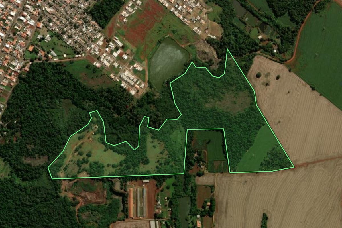 Imagem de satélite do imóvel rural em Campo Mourão (PR), com o contorno declarado no CAR desenhado por cima.