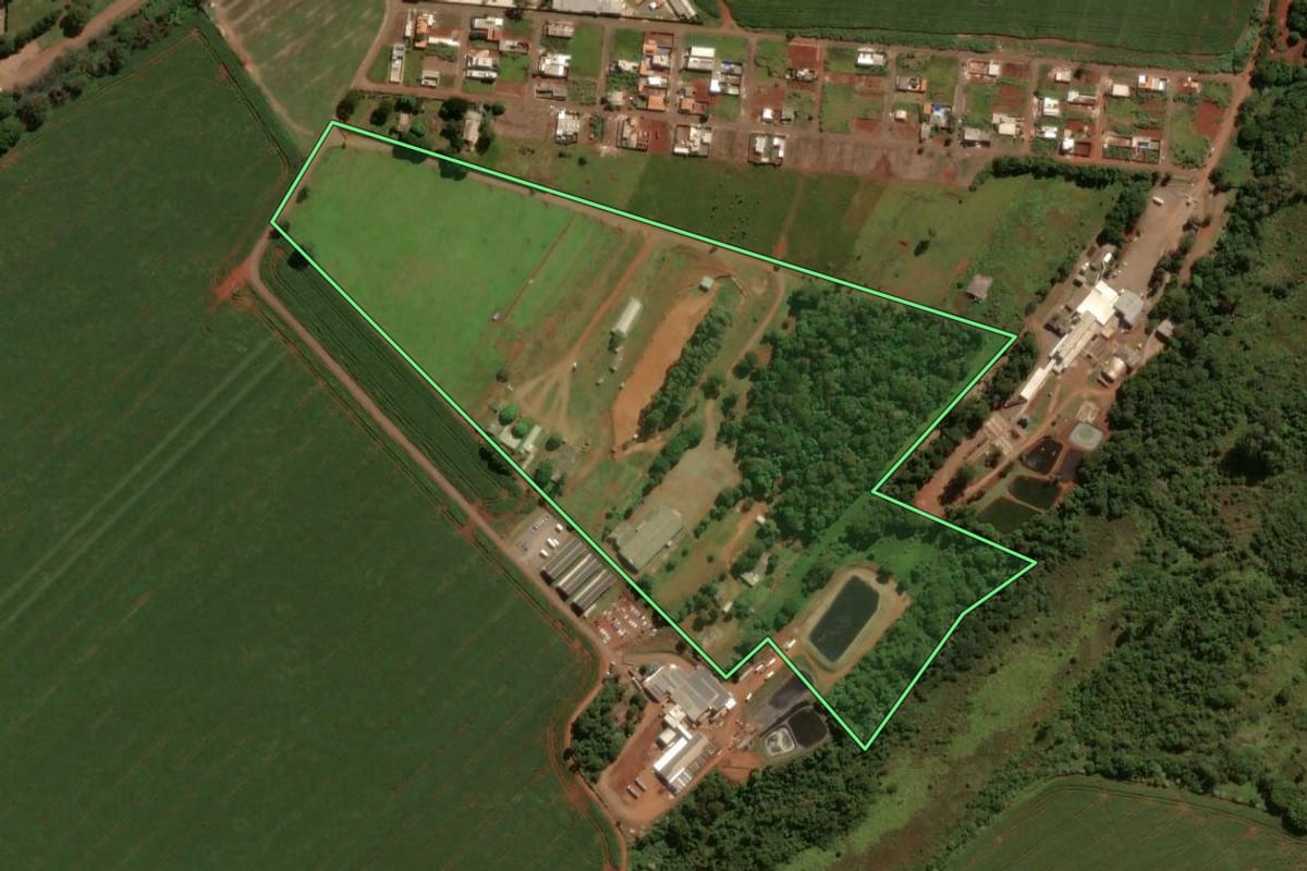 Imagem de satélite do imóvel rural em Campo Mourão (PR), com o contorno declarado no CAR desenhado por cima.