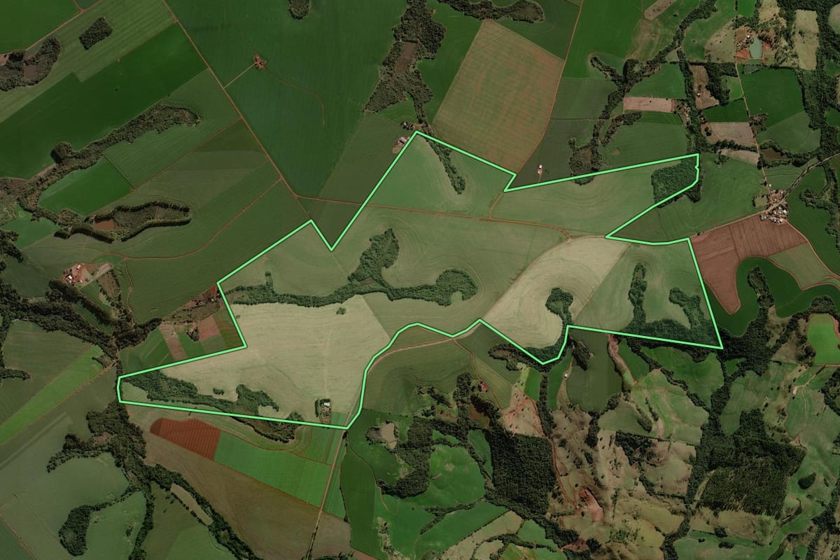 Imagem de satélite do imóvel rural em Campo Mourão (PR), com o contorno declarado no CAR desenhado por cima.