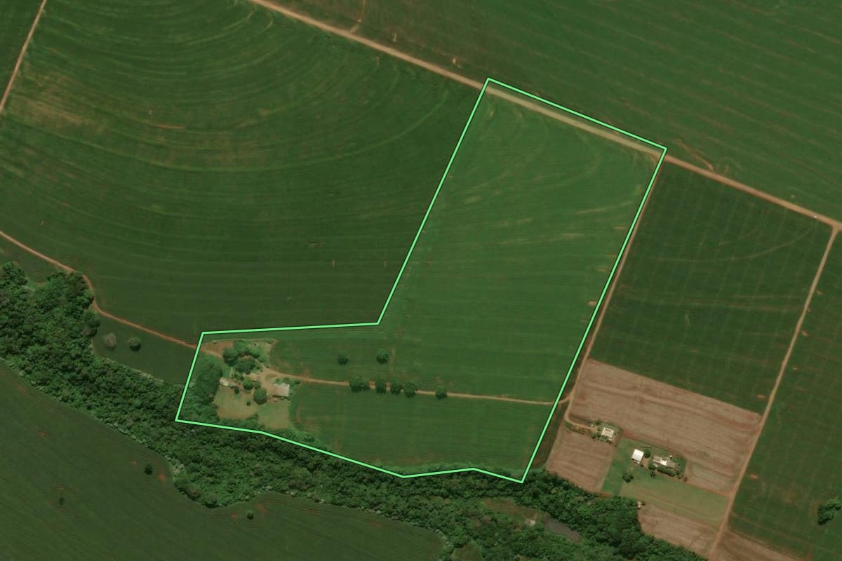 Imagem de satélite do imóvel rural em Campo Mourão (PR), com o contorno declarado no CAR desenhado por cima.