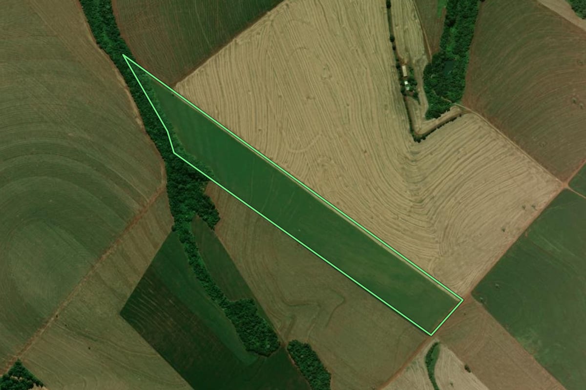Imagem de satélite do imóvel rural em Campo Mourão (PR), com o contorno declarado no CAR desenhado por cima.