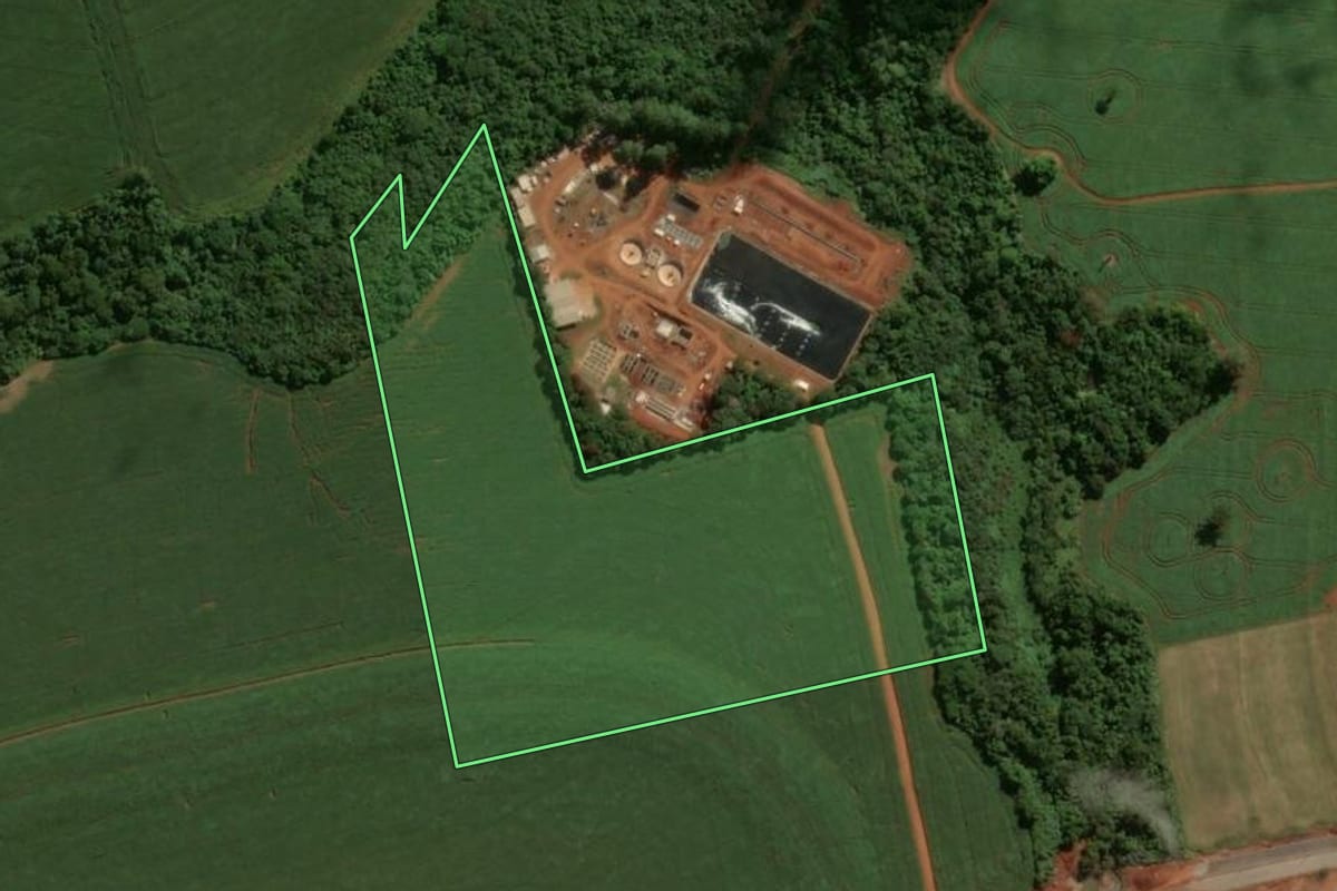 Imagem de satélite do imóvel rural em Campo Mourão (PR), com o contorno declarado no CAR desenhado por cima.