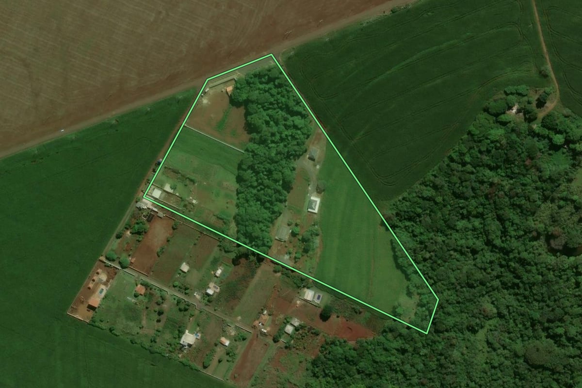 Imagem de satélite do imóvel rural em Campo Mourão (PR), com o contorno declarado no CAR desenhado por cima.