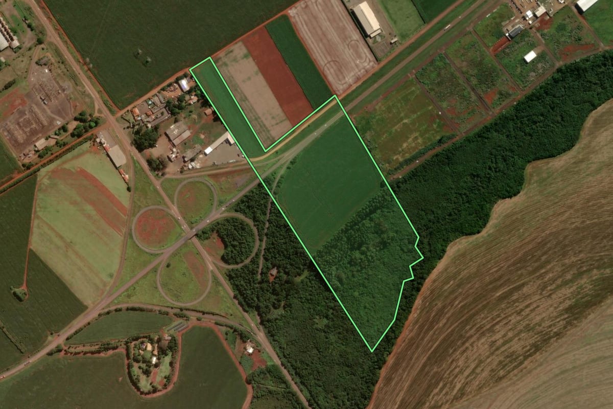 Imagem de satélite do imóvel rural em Campo Mourão (PR), com o contorno declarado no CAR desenhado por cima.