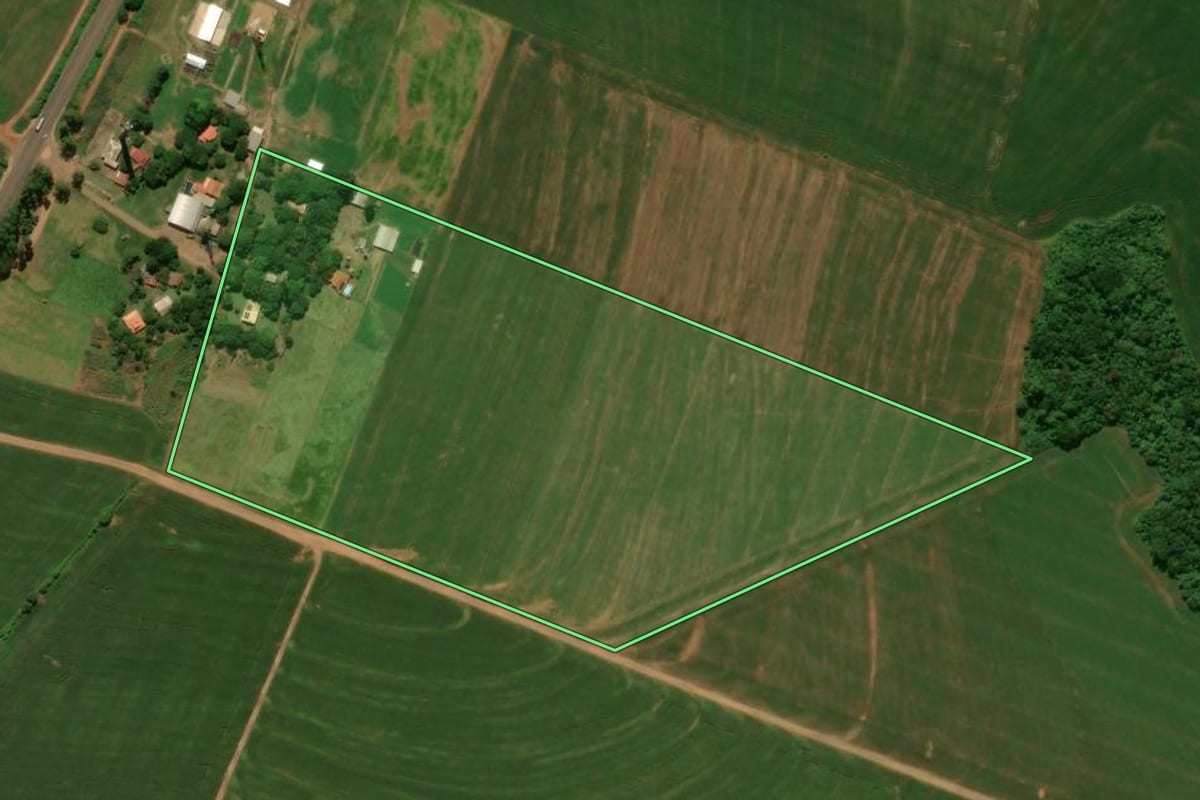 Imagem de satélite do imóvel rural em Campo Mourão (PR), com o contorno declarado no CAR desenhado por cima.