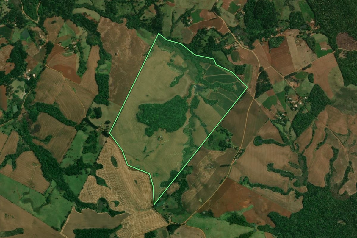 Imagem de satélite do imóvel rural em Cândido de Abreu (PR), com o contorno declarado no CAR desenhado por cima.