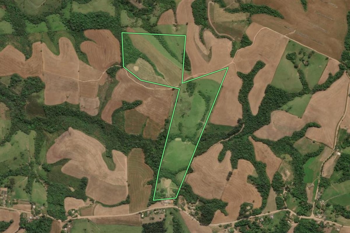 Imagem de satélite do imóvel rural em Cândido de Abreu (PR), com o contorno declarado no CAR desenhado por cima.