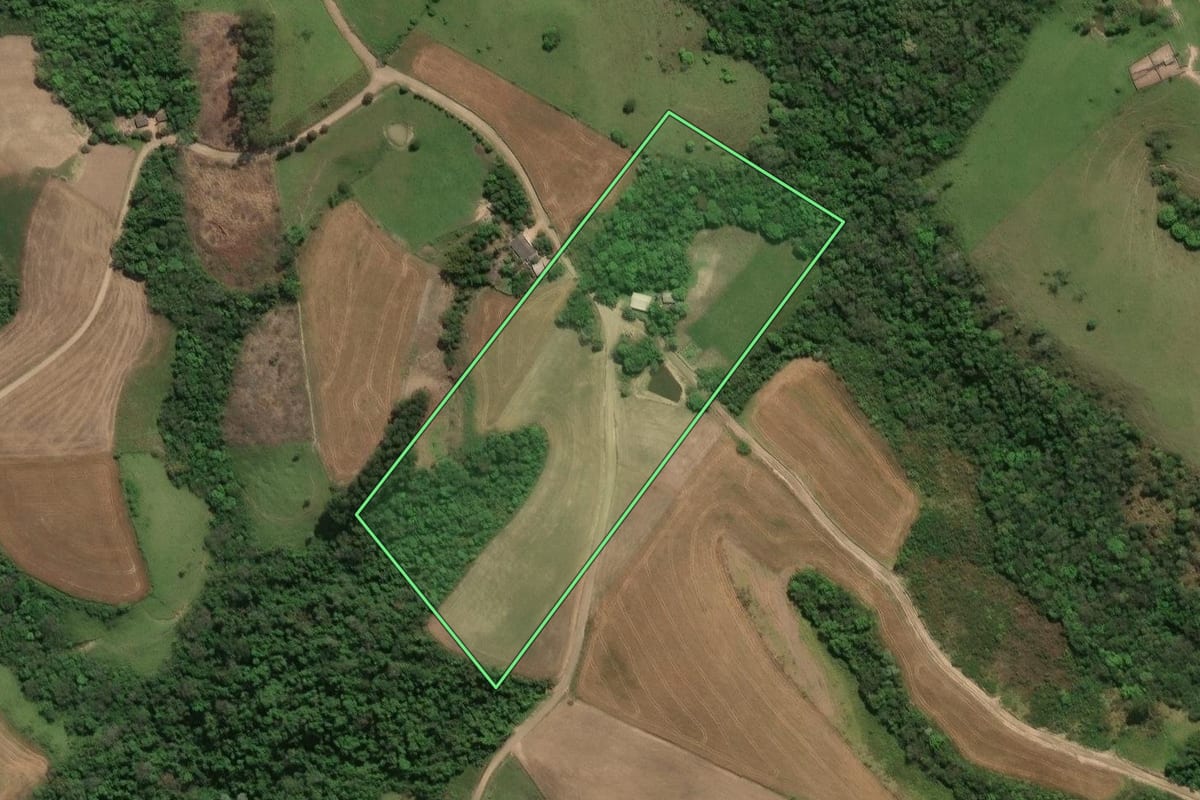 Imagem de satélite do imóvel rural em Cândido de Abreu (PR), com o contorno declarado no CAR desenhado por cima.