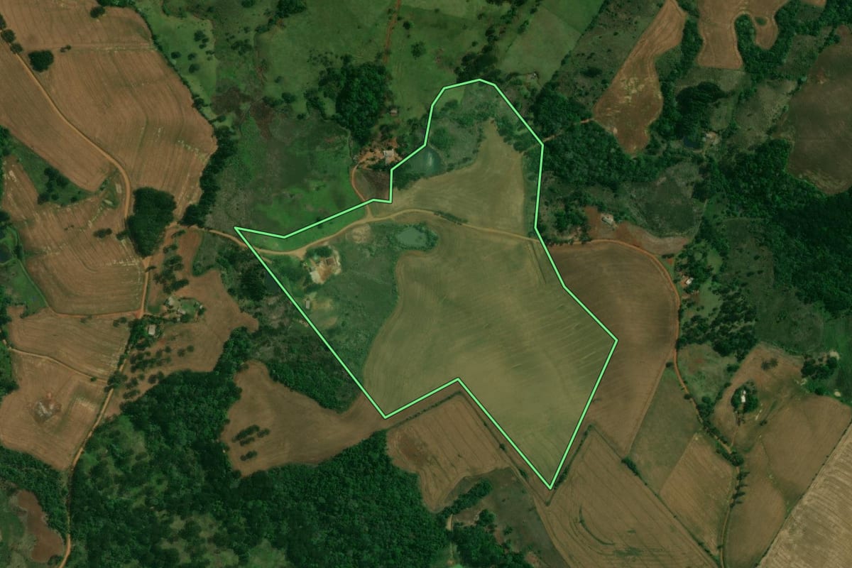 Imagem de satélite do imóvel rural em Cândido de Abreu (PR), com o contorno declarado no CAR desenhado por cima.