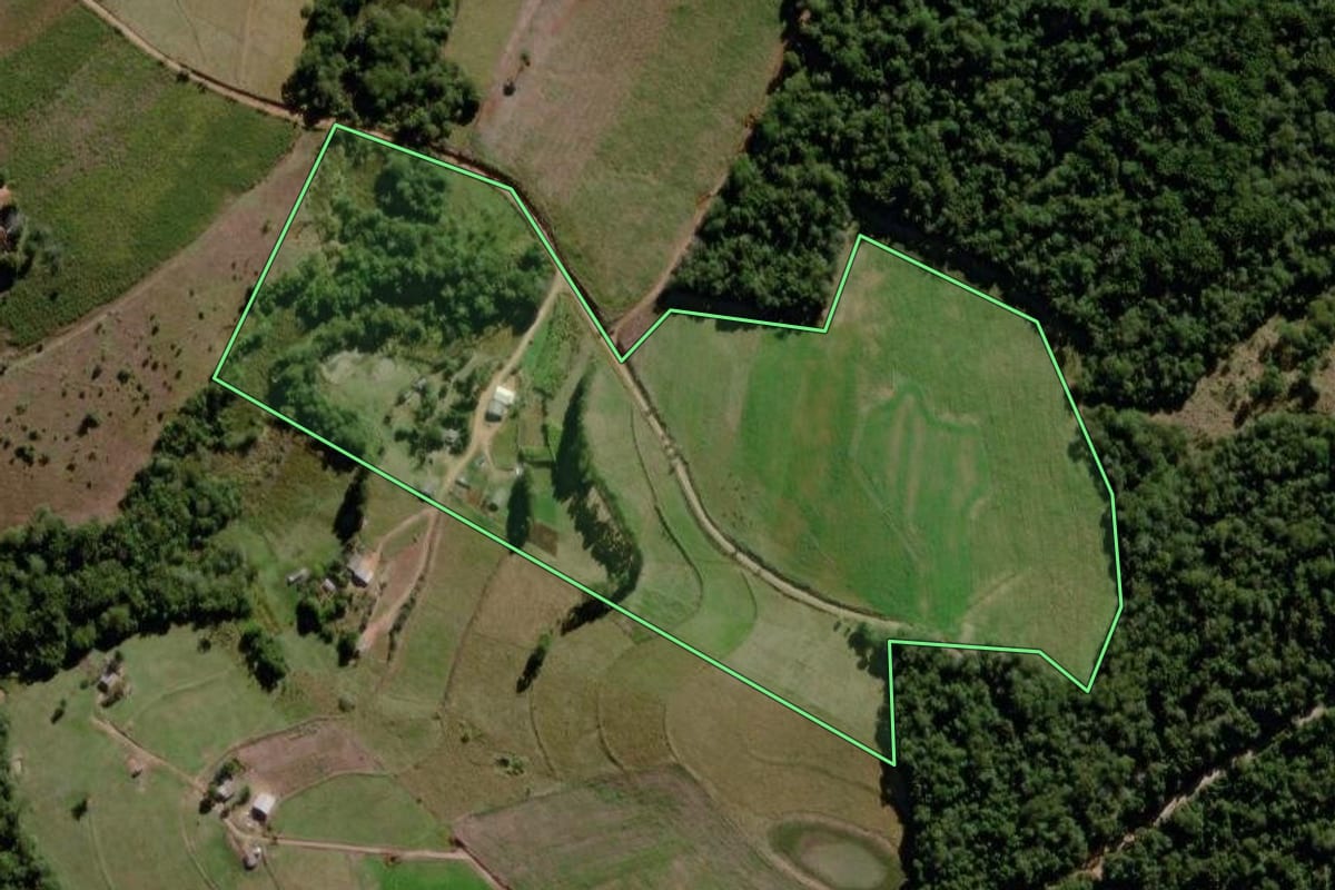 Imagem de satélite do imóvel rural em Cândido de Abreu (PR), com o contorno declarado no CAR desenhado por cima.