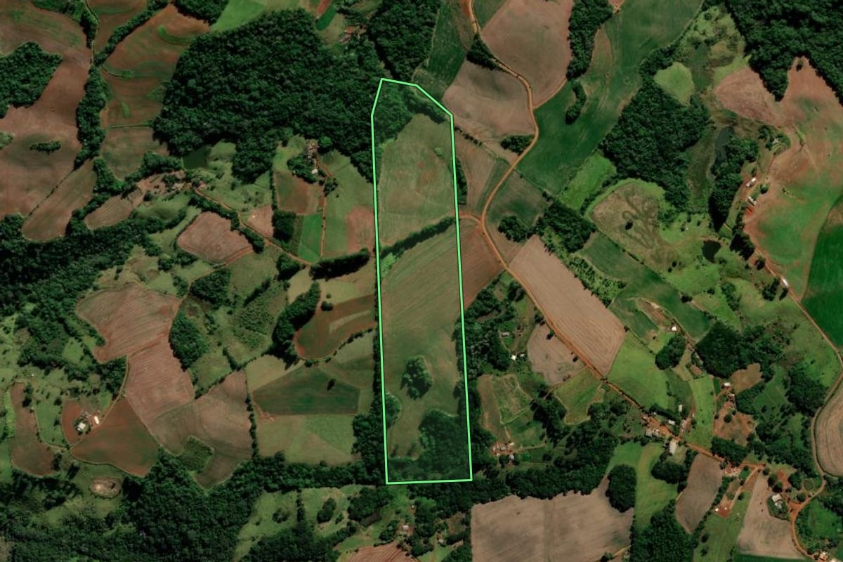 Imagem de satélite do imóvel rural em Cândido de Abreu (PR), com o contorno declarado no CAR desenhado por cima.