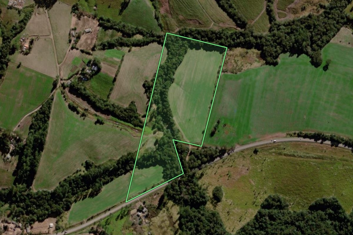 Imagem de satélite do imóvel rural em Cândido de Abreu (PR), com o contorno declarado no CAR desenhado por cima.