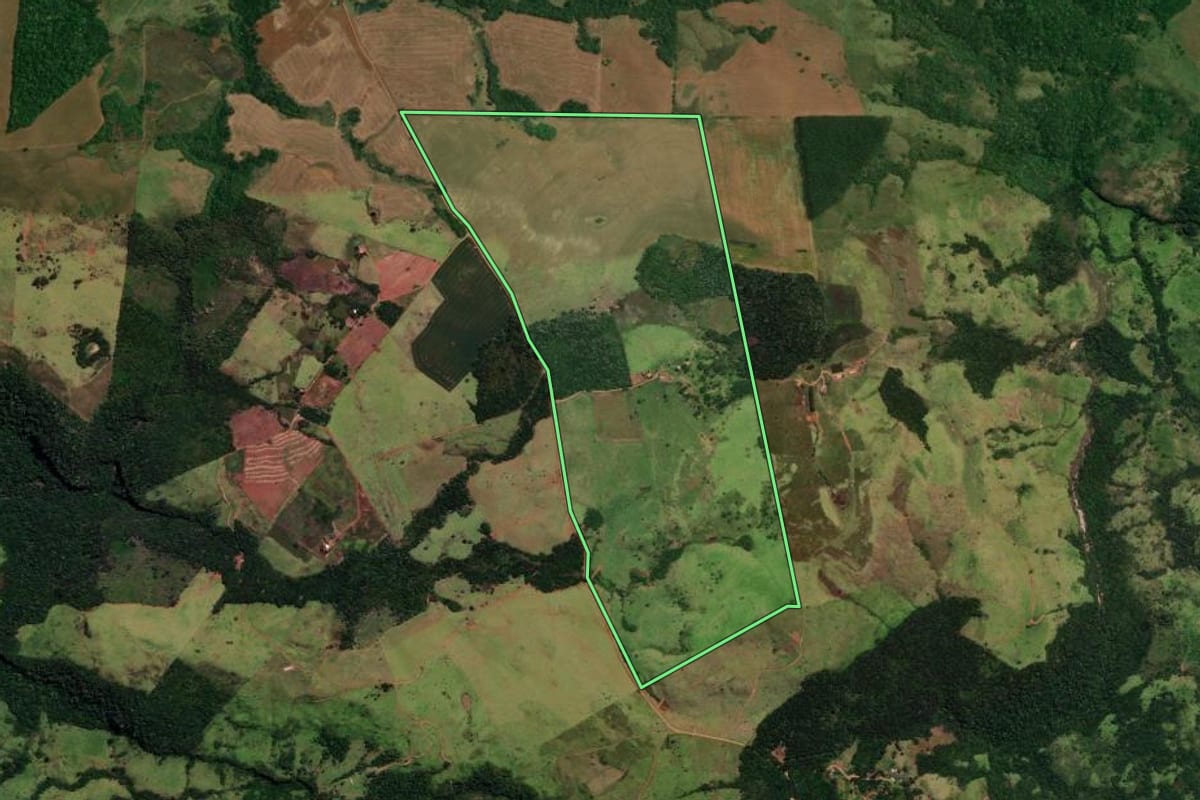 Imagem de satélite do imóvel rural em Cândido de Abreu (PR), com o contorno declarado no CAR desenhado por cima.