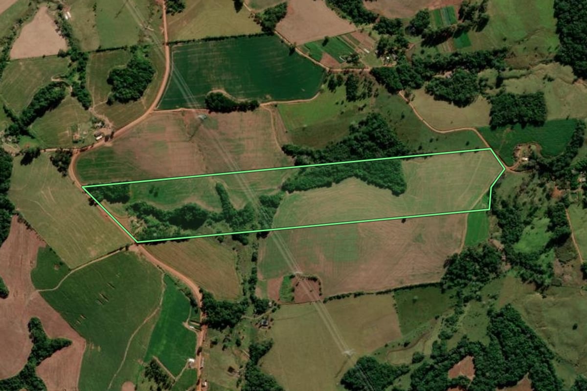 Imagem de satélite do imóvel rural em Cândido de Abreu (PR), com o contorno declarado no CAR desenhado por cima.