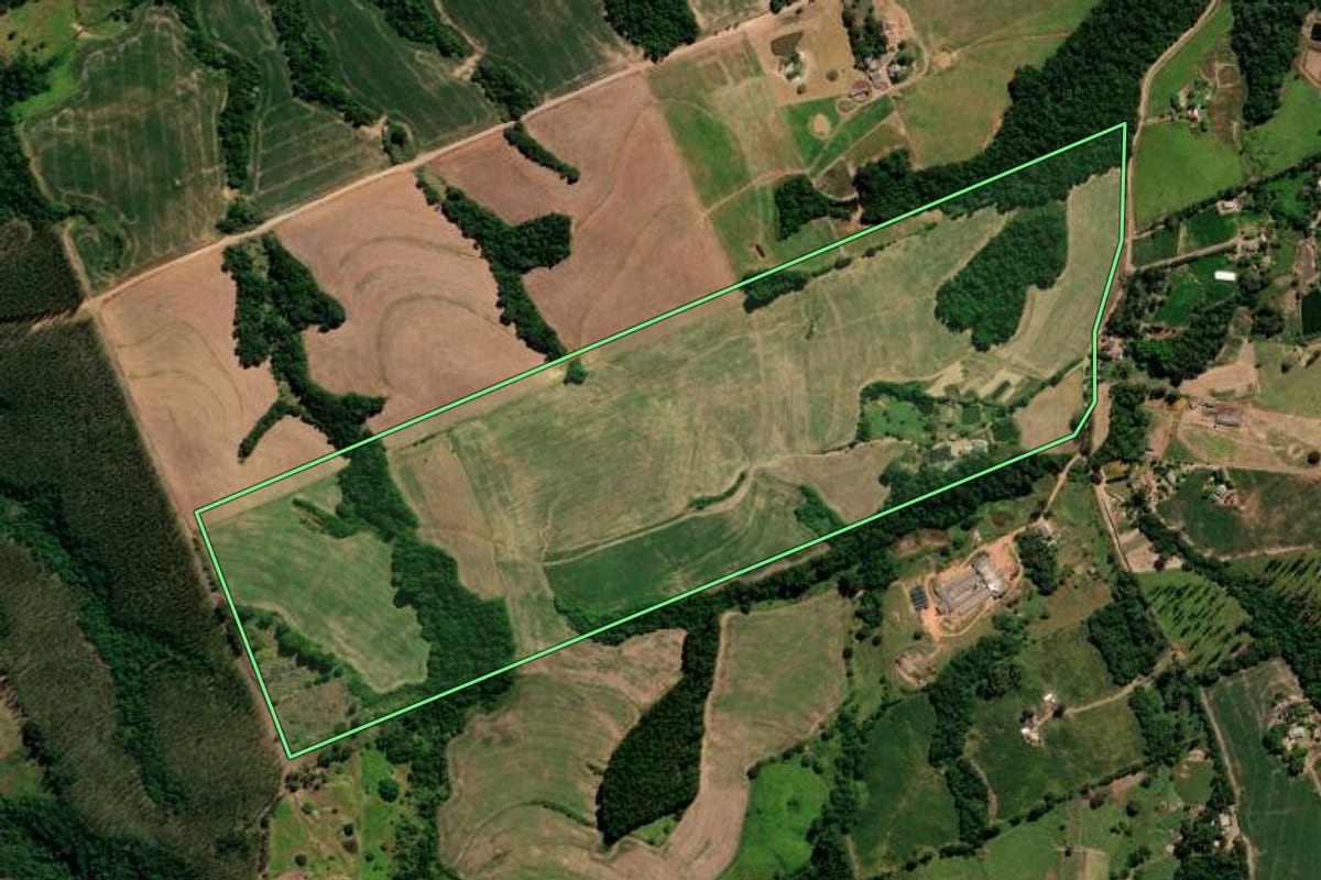 Imagem de satélite do imóvel rural em Cândido de Abreu (PR), com o contorno declarado no CAR desenhado por cima.