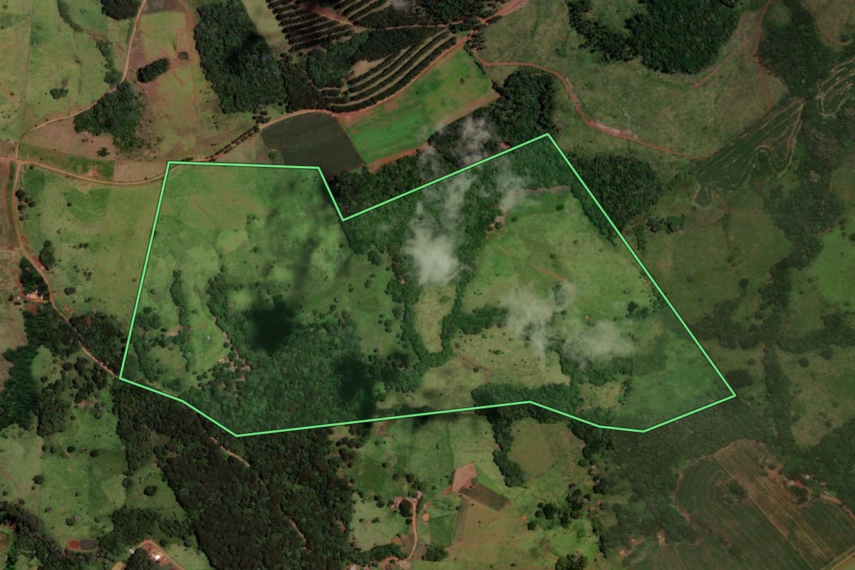 Imagem de satélite do imóvel rural em Cândido de Abreu (PR), com o contorno declarado no CAR desenhado por cima.